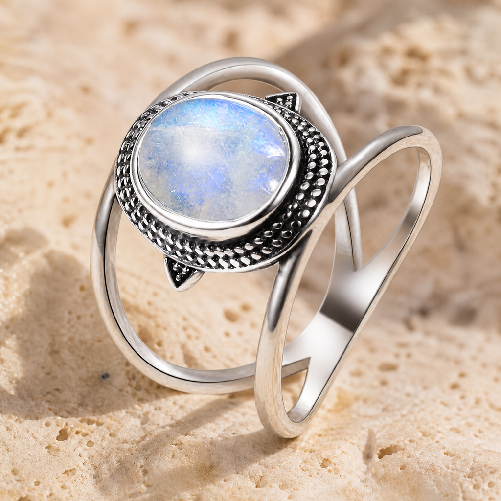 Bague Pierre de Lune Arc-en-Ciel, Ovale Reflets Bleutés — détail pierre et monture