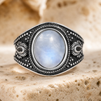 Bague Fiançailles Pierre de Lune, Petite Fleur Argentée — détail pierre et monture