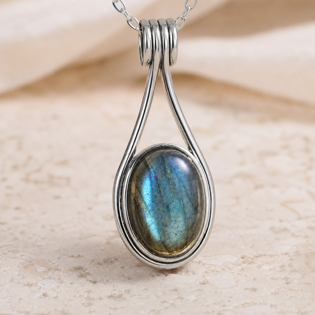 Pendentif Labradorite Bleue Ovale 10x14 mm, Argenté — détail de la pierre et du sertissage