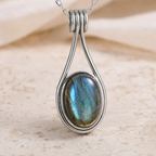 Pendentif Labradorite Bleue Ovale 10x14 mm, Argenté — détail de la pierre et du sertissage