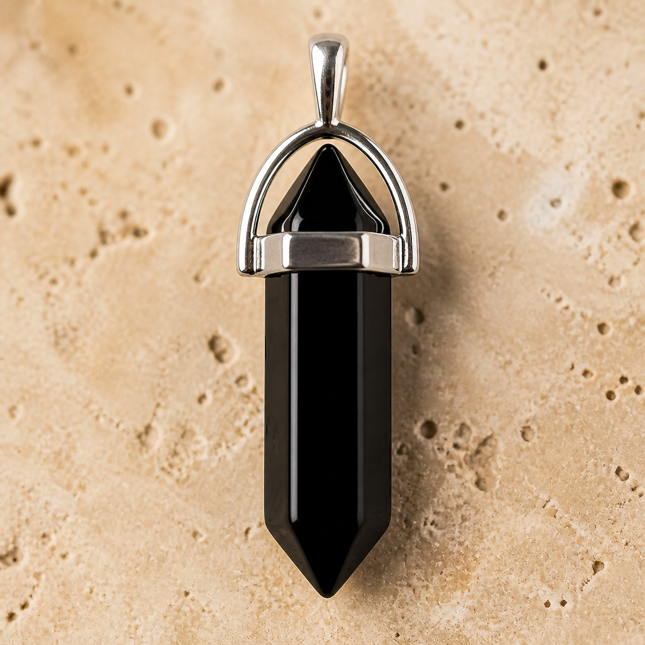 Pendentif Pointe - Onyx Noir — détail de la pierre et du sertissage