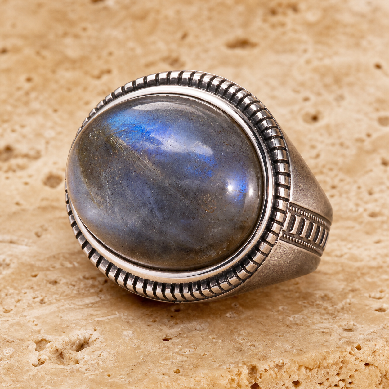 Bague Homme Labradorite Ovale, Chevalière Turque Gravée — détail pierre et monture