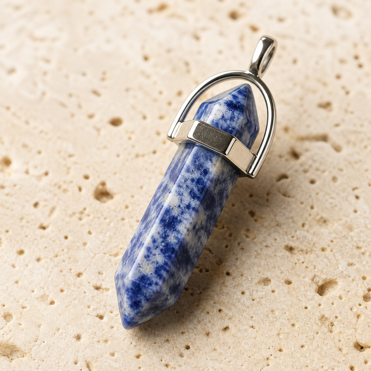 Pendentif Pointe - Sodalite — détail de la pierre et du sertissage