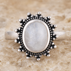 Bague Pierre de Lune Vintage, Grande Pierre Ovale Argentée — détail pierre et monture