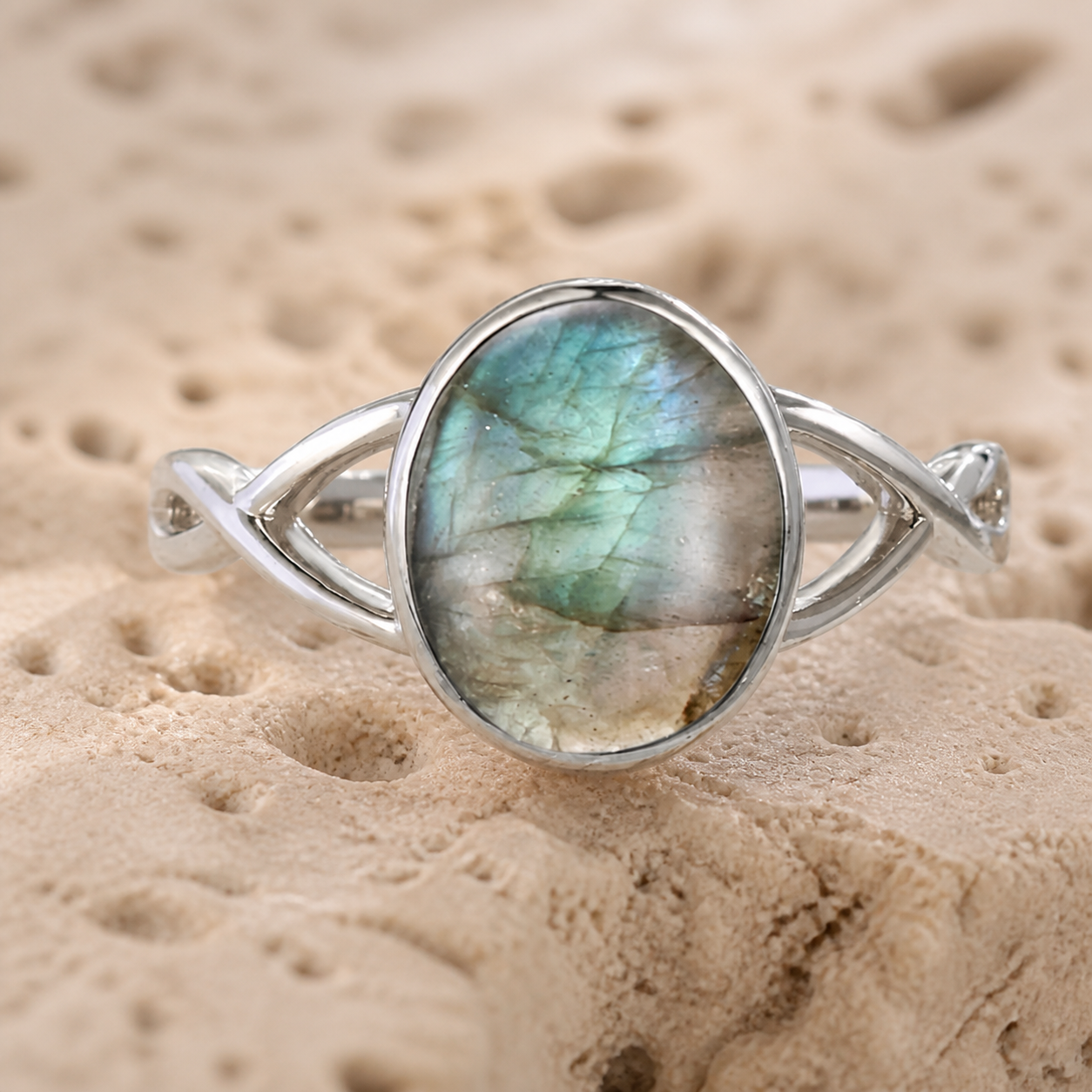 Bague Labradorite Bleue Ovale 8x10 mm, Finition Argentée — détail pierre et monture