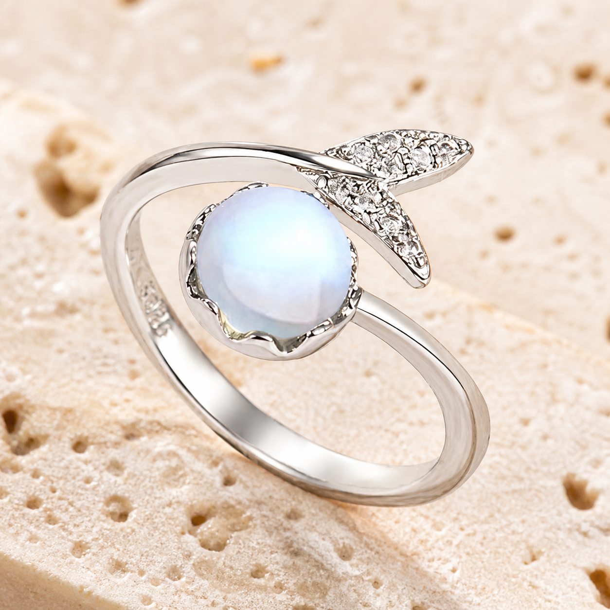 Bague Ajustable Pierre de Lune, Anneau Ouvert Argenté — détail pierre et monture