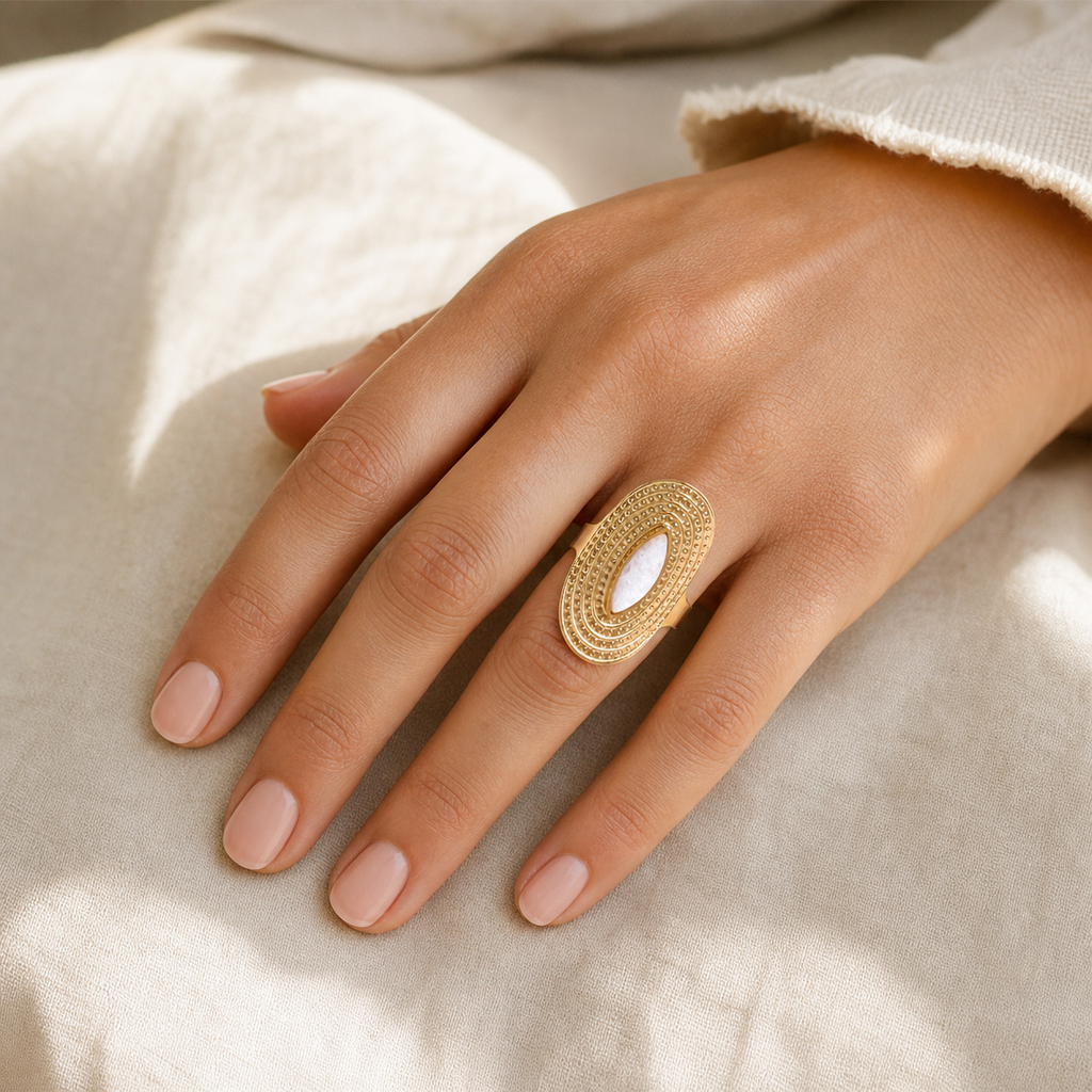 Bague Quartz Blanc Bouclier — bijou porté ou variantes