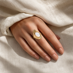 Bague Nacre Blanche Navette — bijou porté ou variantes