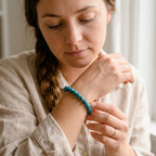 Bracelet apatite bleue vue complete Source Sacree