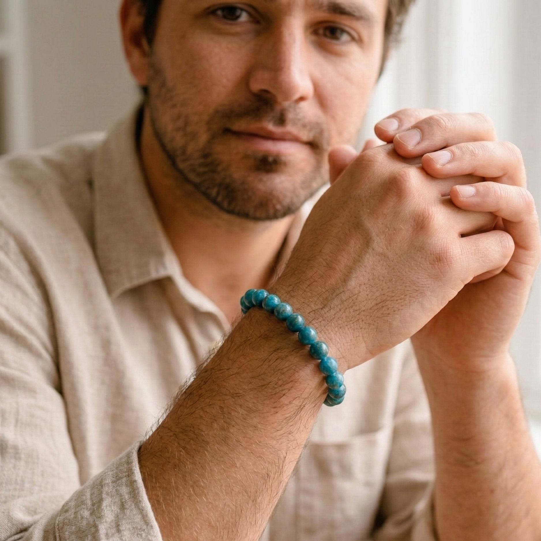 Bracelet apatite bleue gros plan perles bleue naturelles