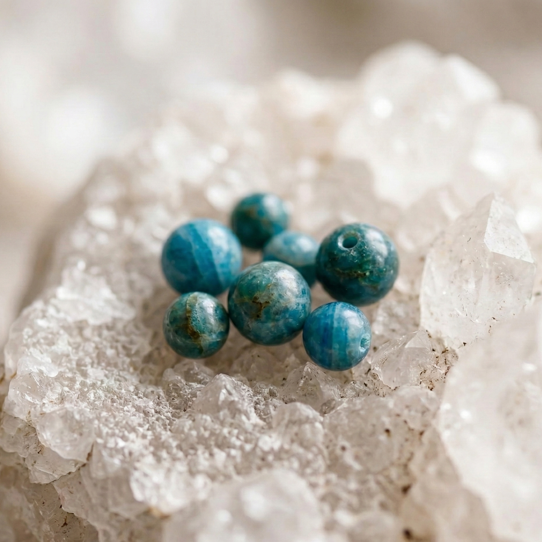 Bracelet apatite bleue porte au poignet pierre bleue naturelle