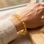 Bracelet citrine porté au poignet pierre jaune naturelle