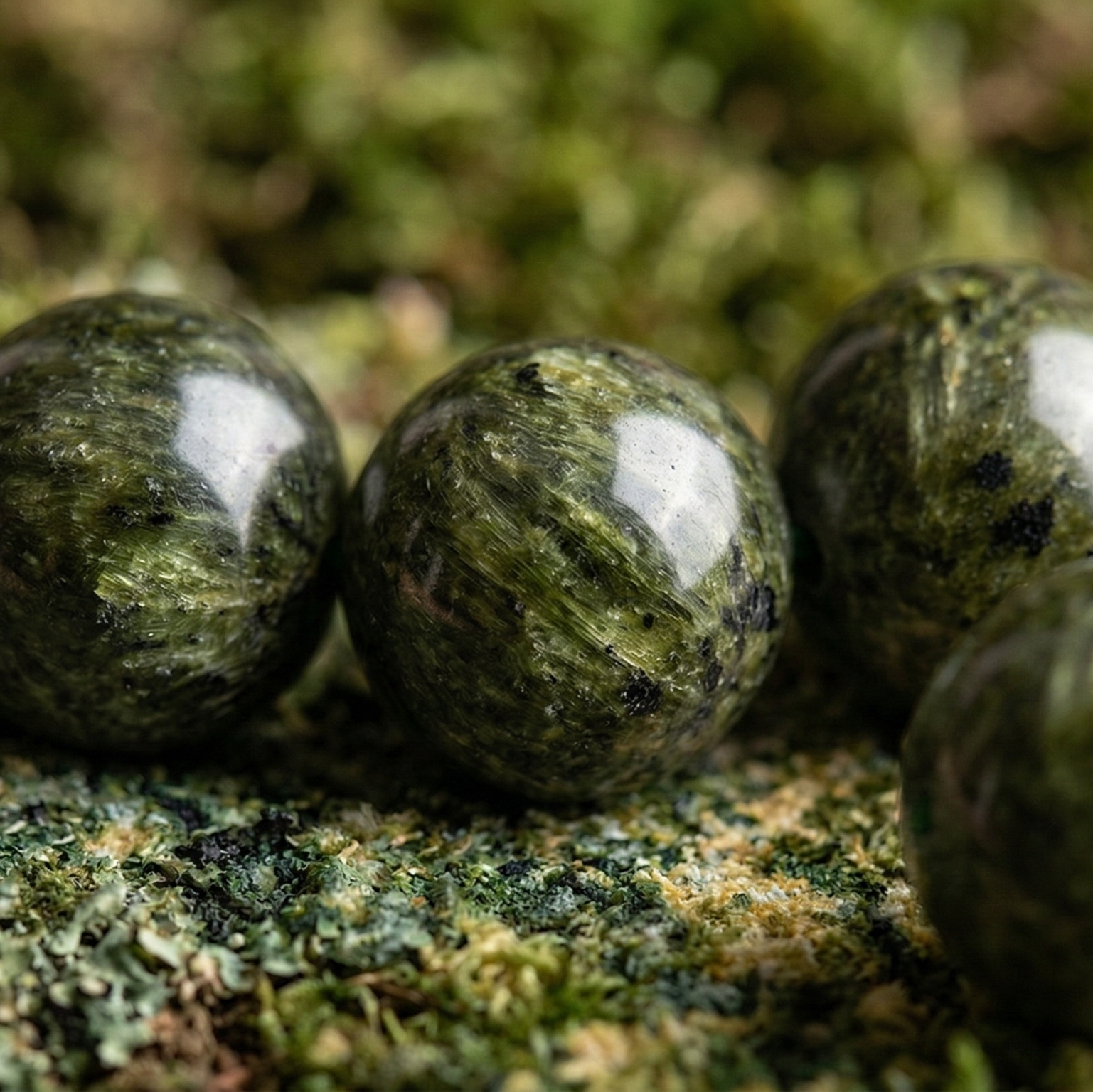 Bracelet épidote perles vertes gros plan - Source Sacrée
