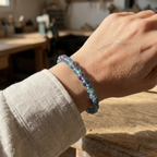 Bracelet fluorite porté au poignet pierre multicolore naturelle