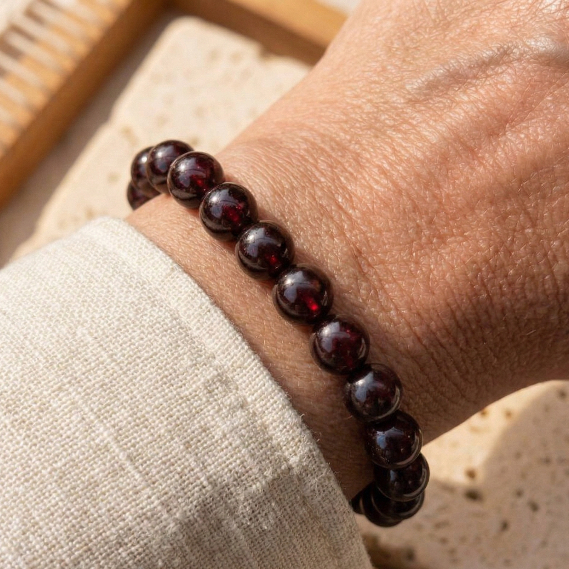 Bracelet grenat porté au poignet pierre rouge naturelle