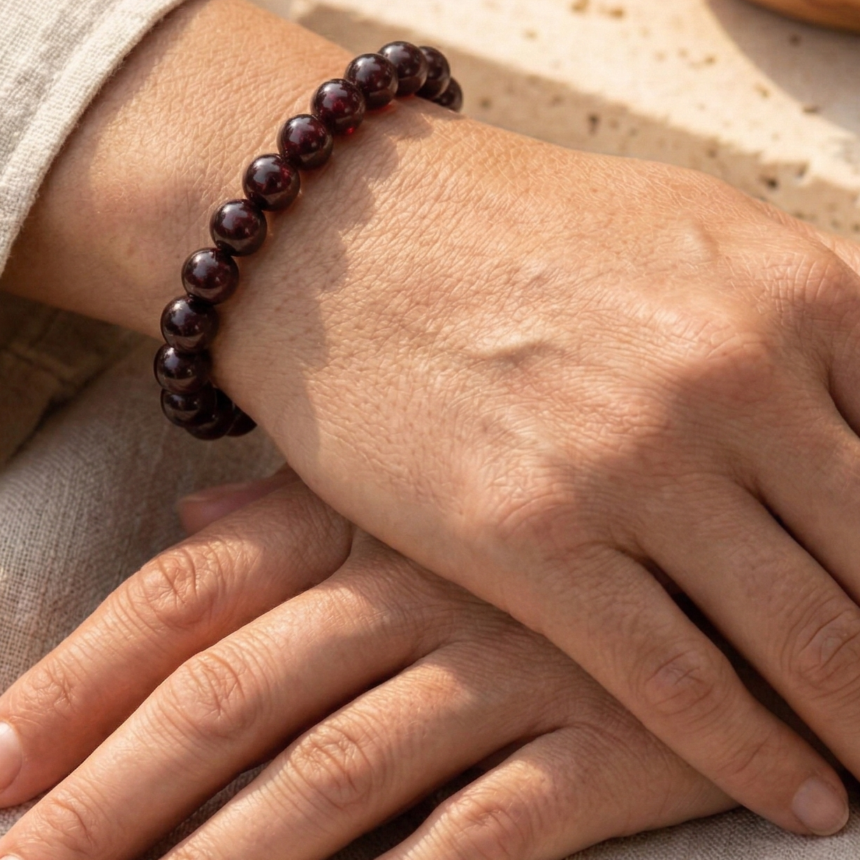 Bracelet grenat vue complète Source Sacrée