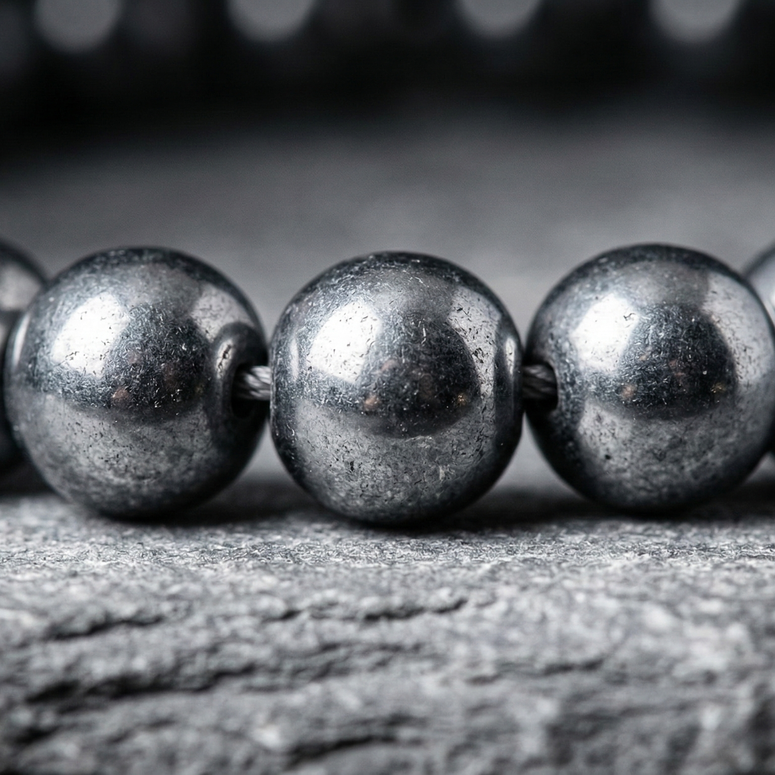 Bracelet hématite perles polies gros plan ancrage