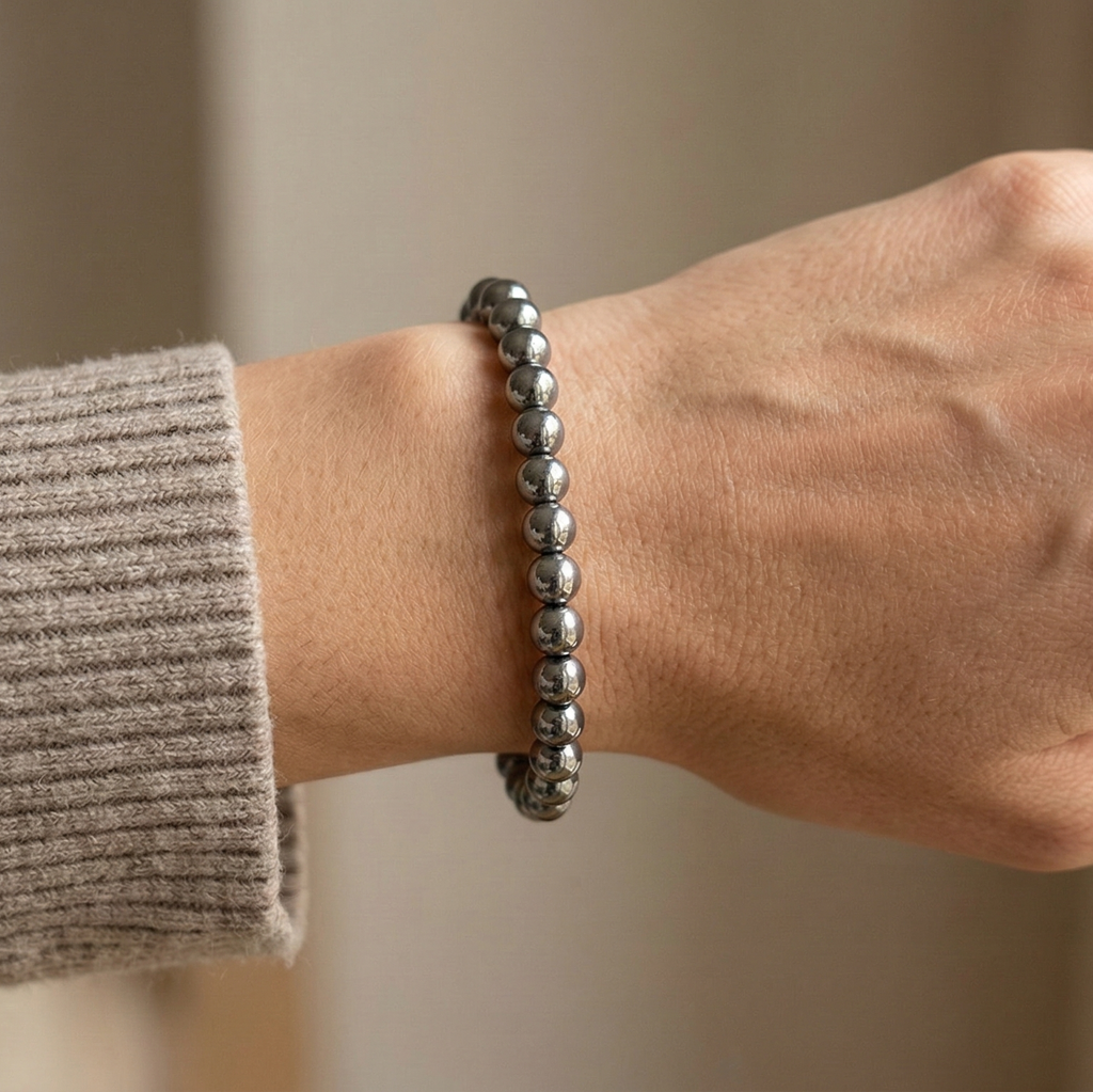 Bracelet hématite porté au poignet pierre noire naturelle