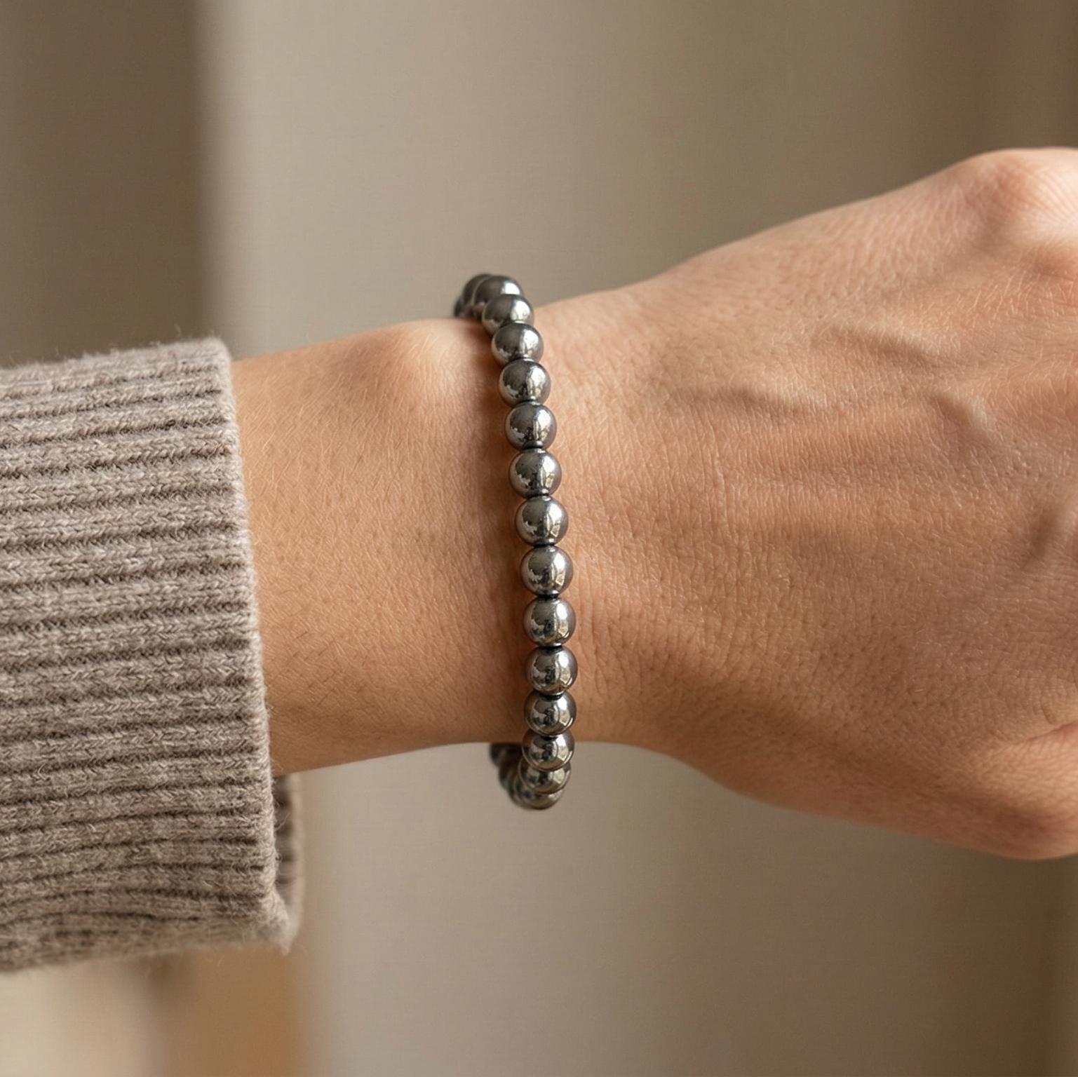 Bracelet hématite porté au poignet pierre noire naturelle