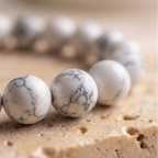 Bracelet howlite detail perles 8mm polies a la main