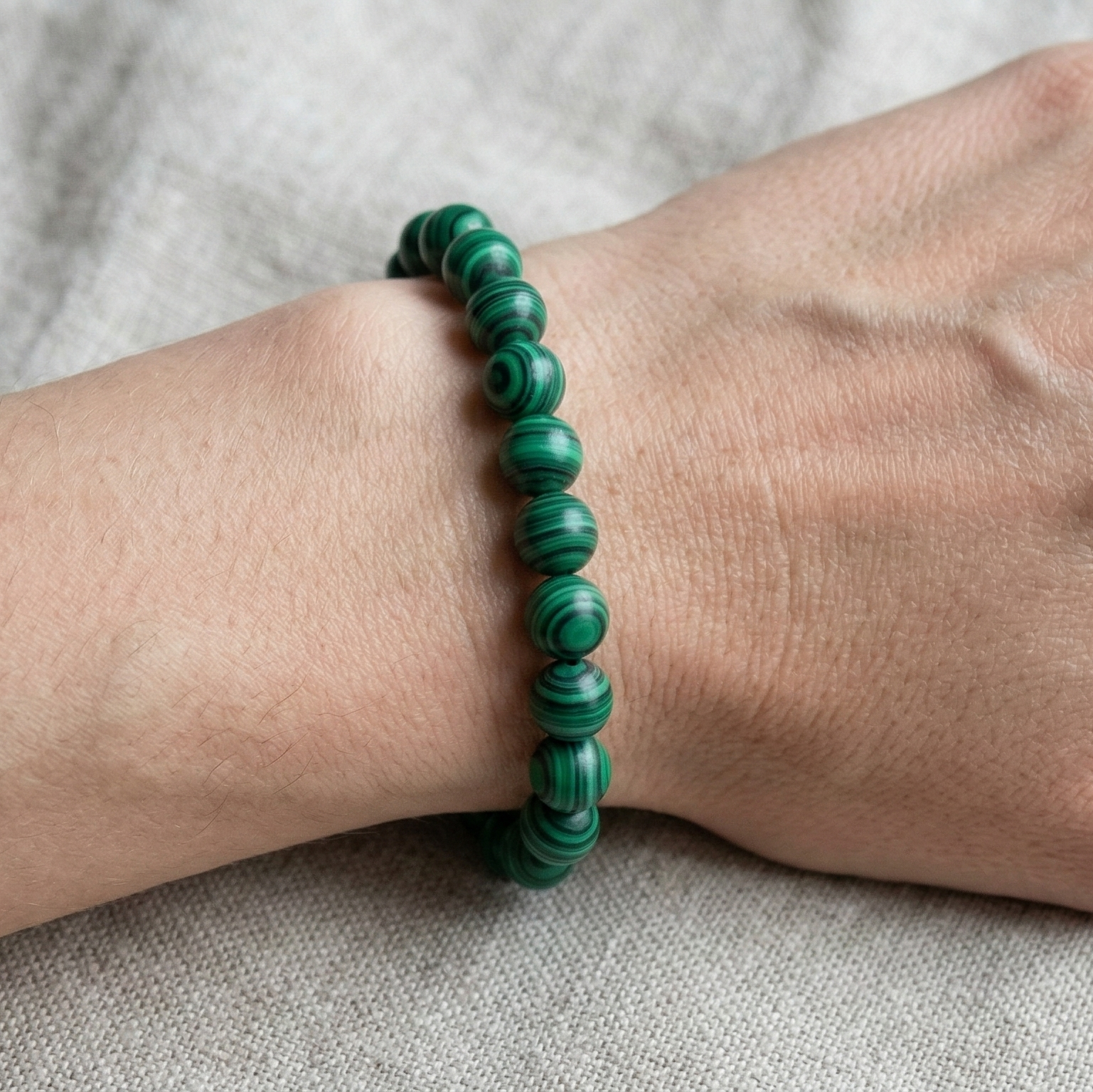 Bracelet malachite porté au poignet pierre verte naturelle