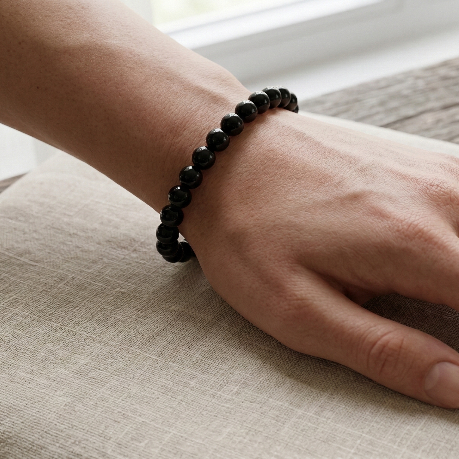 Bracelet onyx noir porté au poignet pierre noire naturelle