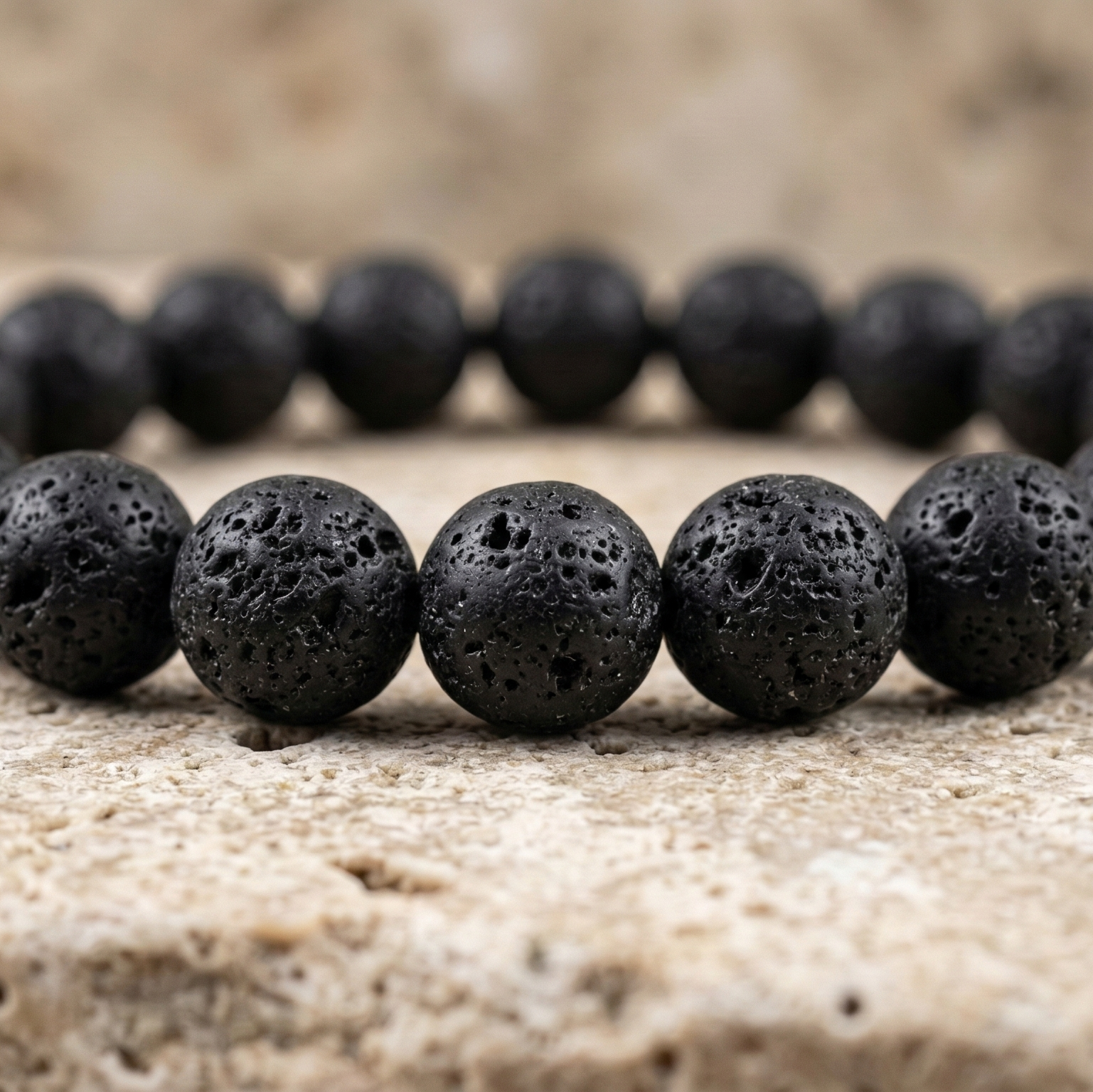 Bracelet pierre de lave volcanique porté - lithothérapie