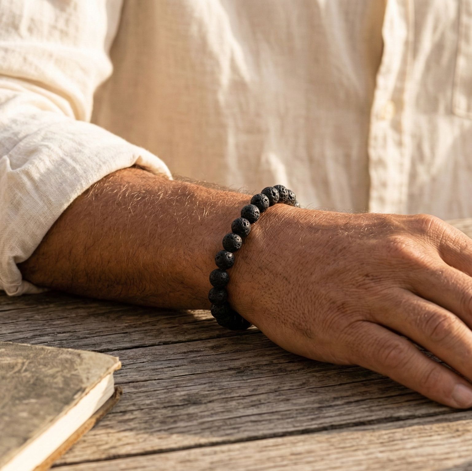 Bracelet pierre de lave naturelle gros plan - Source Sacrée