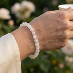 Bracelet pierre de lune porté au poignet reflets irisés