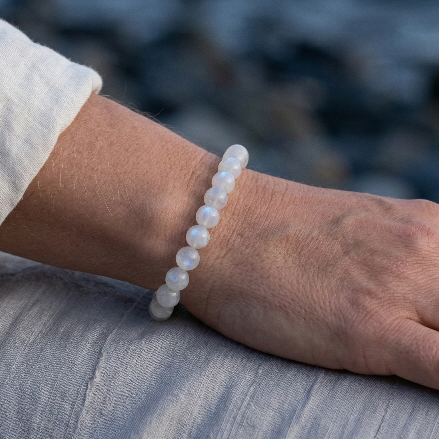 Bracelet pierre de lune perles polies gros plan féminité