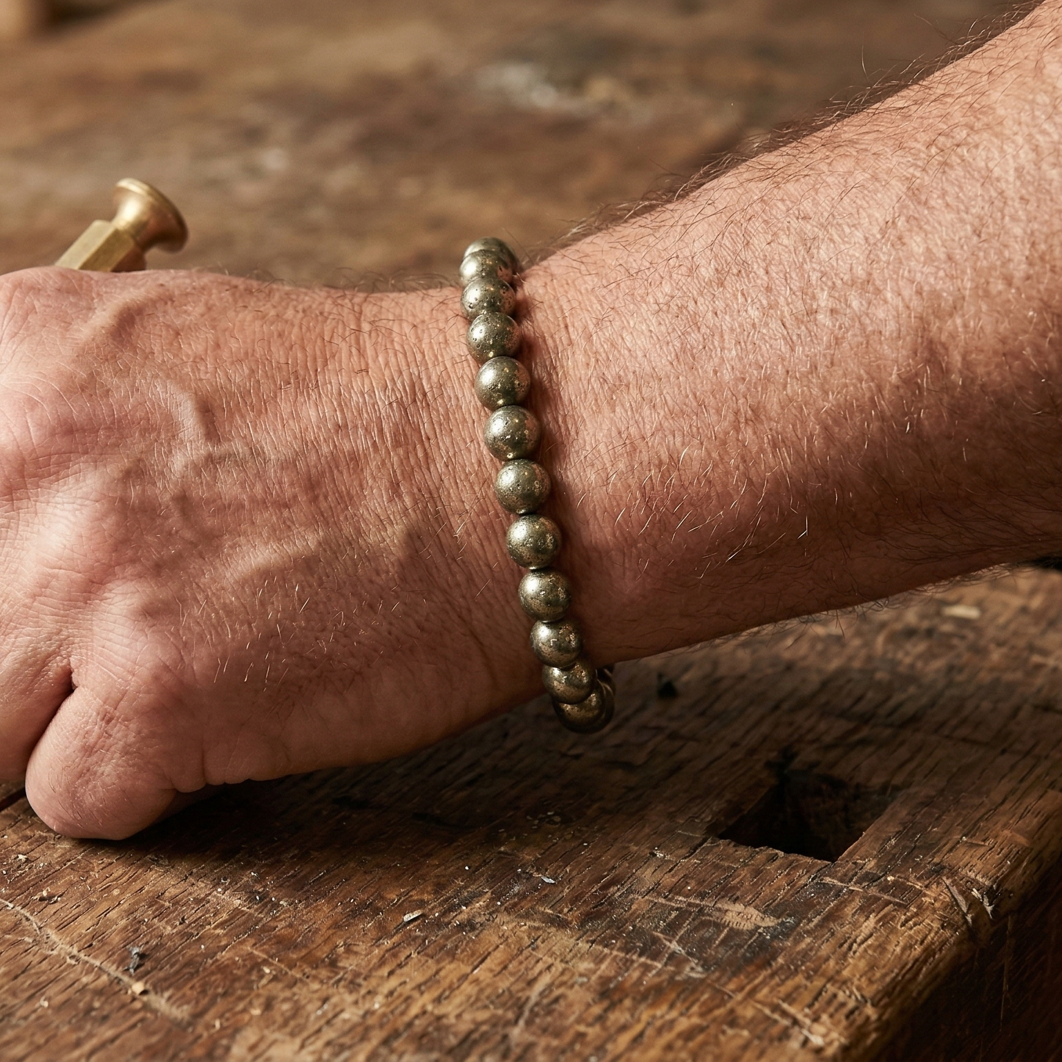 Bracelet pyrite porté au poignet pierre dorée naturelle