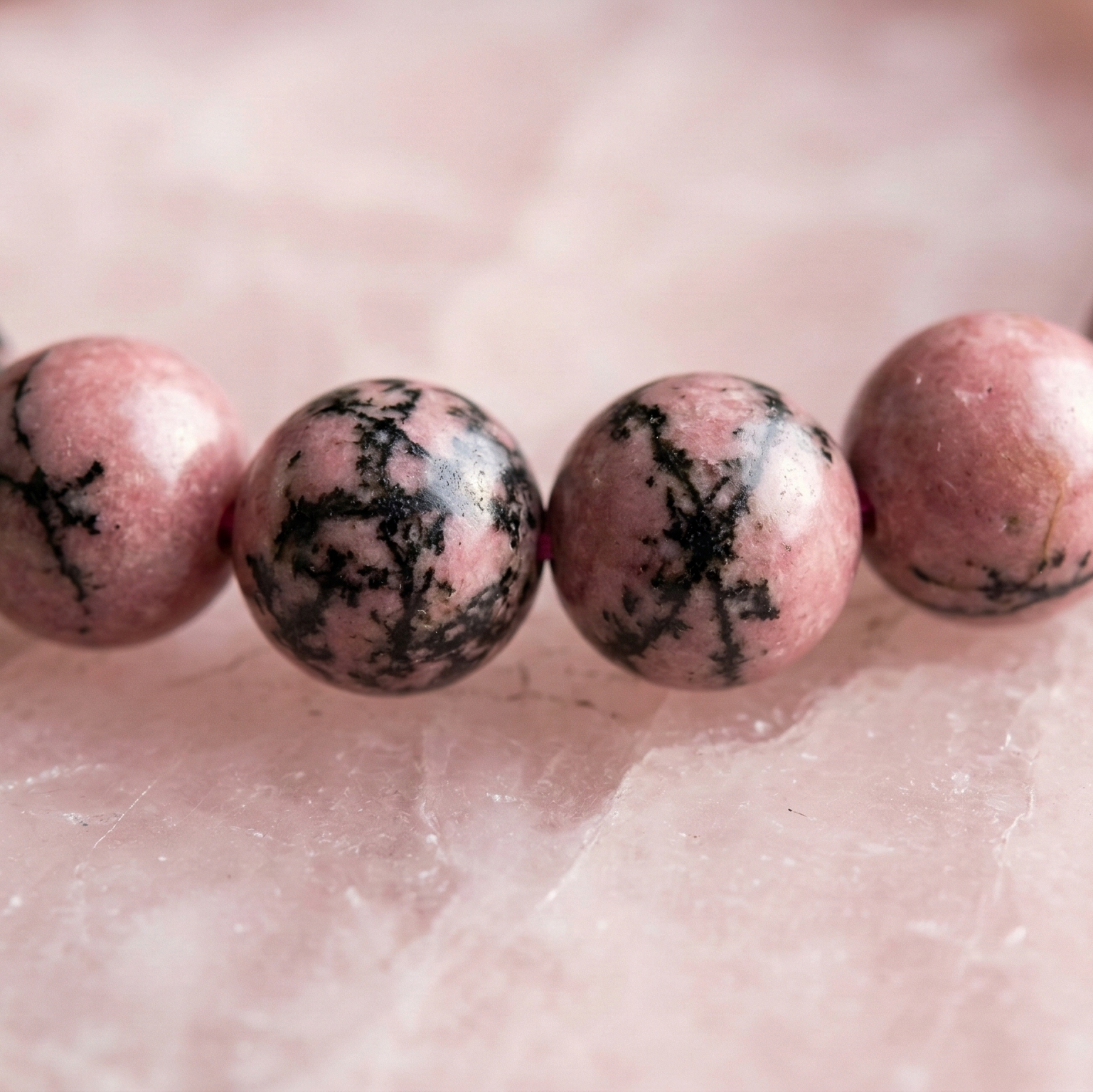 Bracelet rhodonite perles polies gros plan guérison