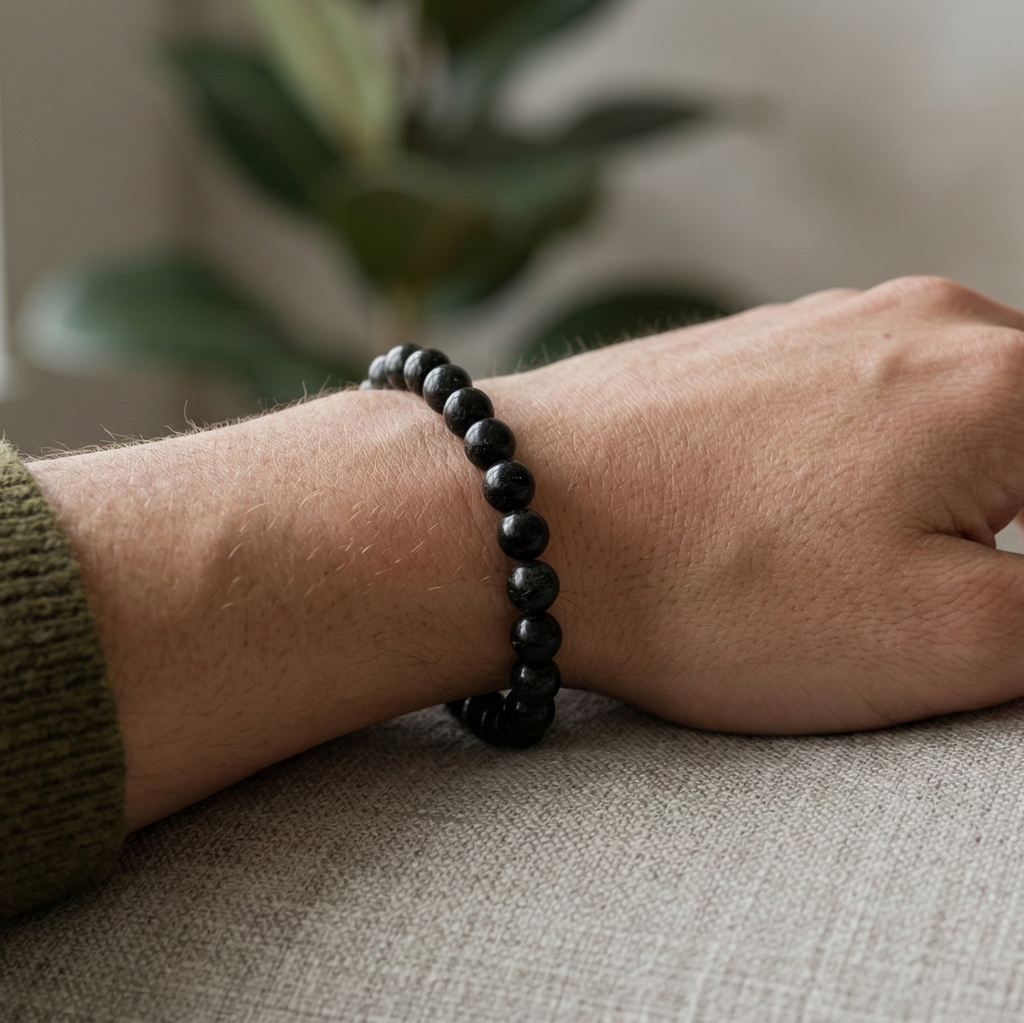 Bracelet tourmaline noire porté au poignet protection