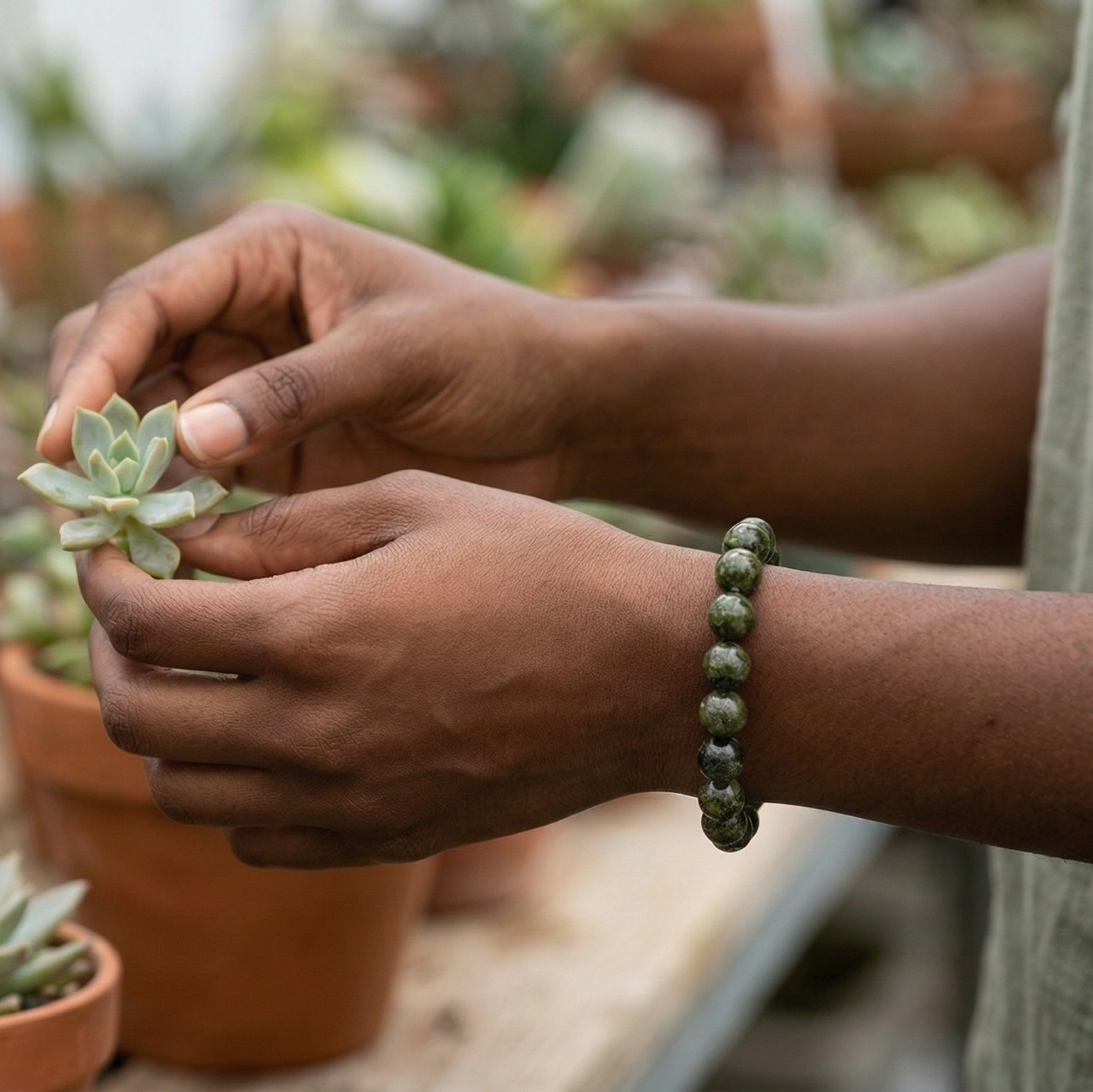 Bracelet épidote porté au poignet - pierre de croissance