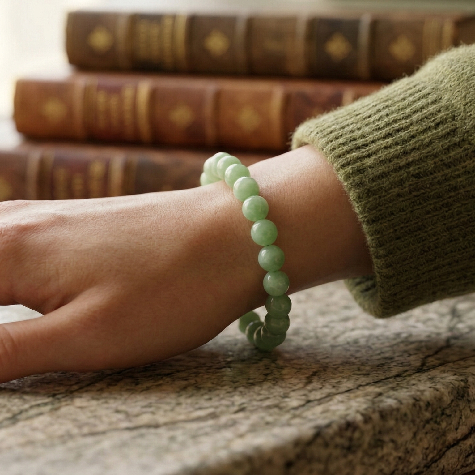Bracelet jade porté au poignet pierre verte naturelle