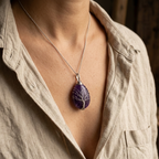 Collier arbre de vie améthyste porté sur chemise en lin beige
