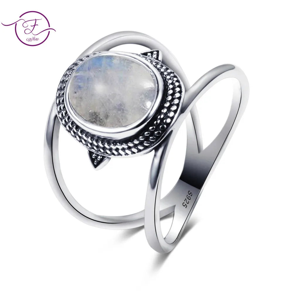 Bague pierre de lune arc-en-ciel ovale argentée, reflets bleus et verts sous la lumière