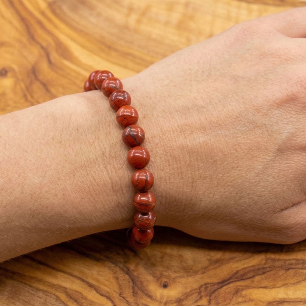 Bracelet jaspe rouge porte au poignet pierre rouge naturelle