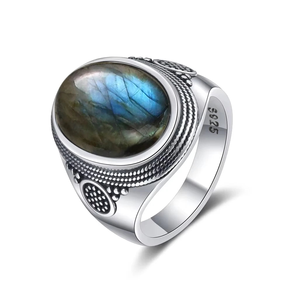 Grosse bague pierre de lune ovale 10x14 mm portée, monture rétro ajourée en argent 925