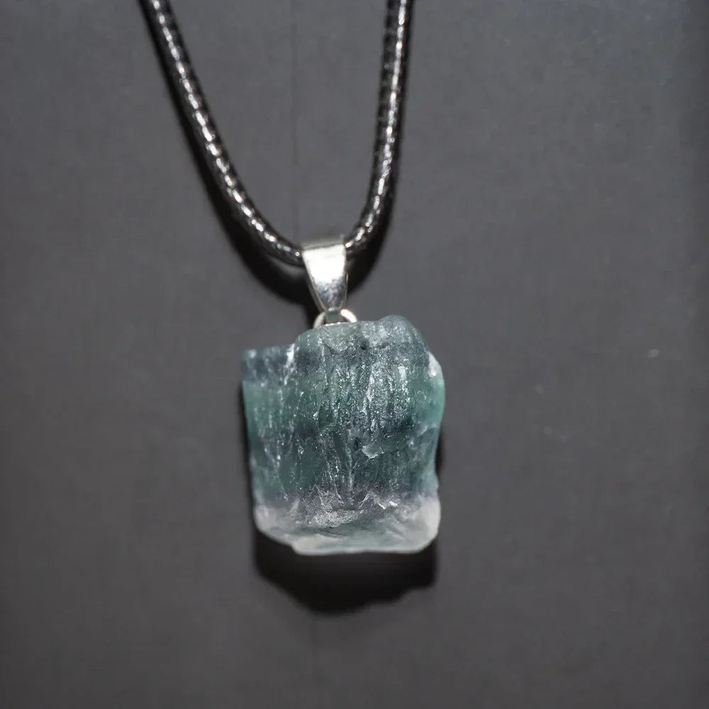 Pendentif fluorite brute naturelle cordon cuir - lithotherapie