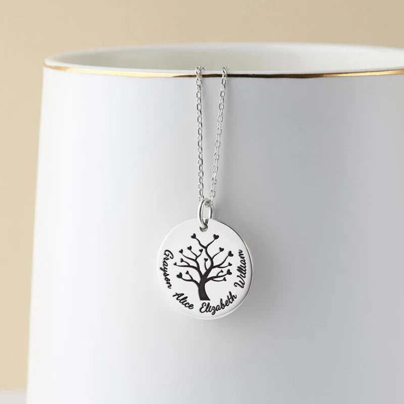 Médaille gravée arbre de vie, finition argentée, trois prénoms
