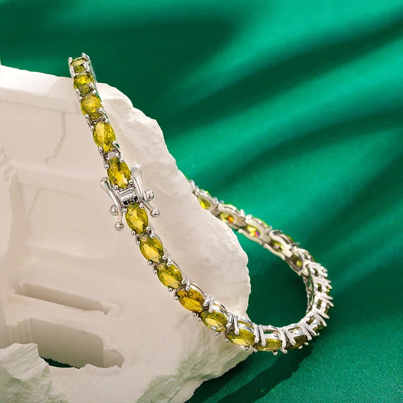 Détail du sertissage à griffes du bracelet péridot en argent rhodié