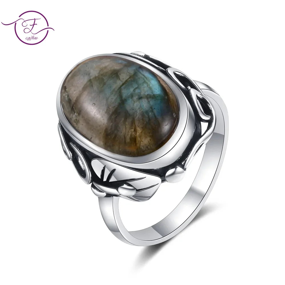 Bague homme pierre de lune ovale sur anneau large rétro argenté, main masculine