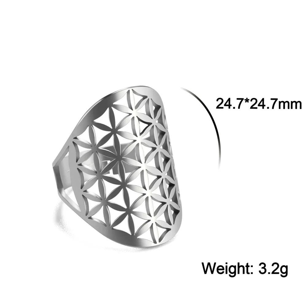 Bague fleur de vie géométrique or rose portée à l'index