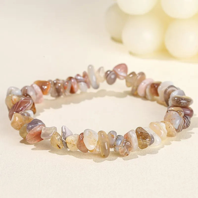 Bracelet chakras pierres naturelles posé à plat sur fond clair