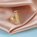 Bague cube de Métatron dorée en acier inoxydable portée au doigt