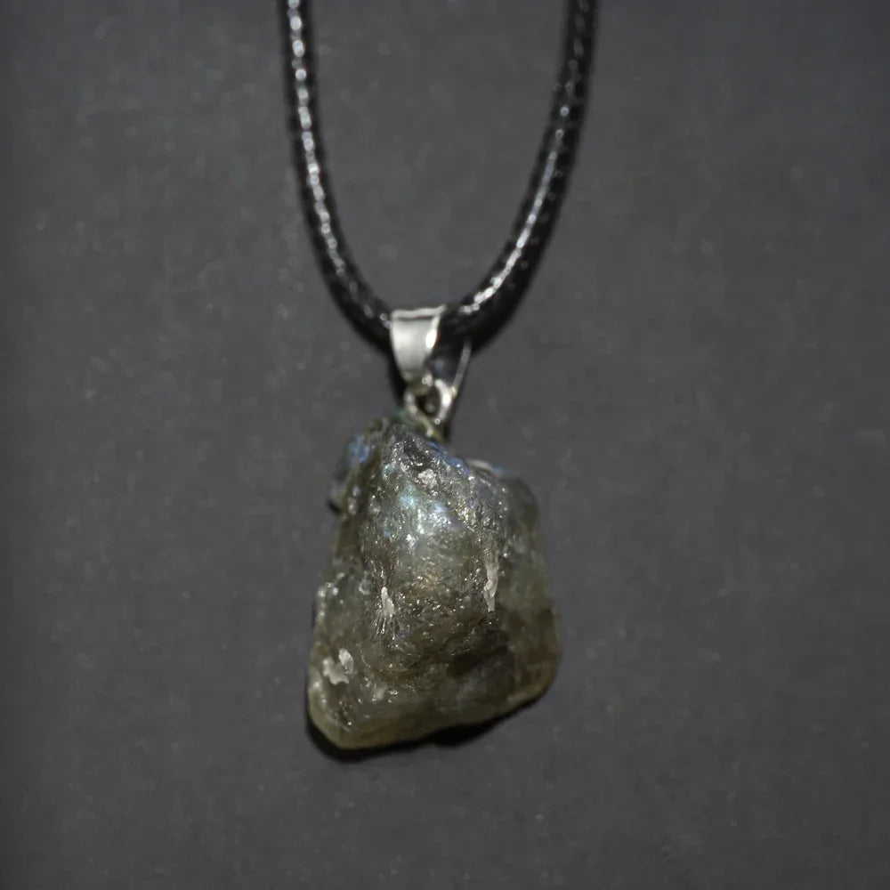 Pendentif labradorite brute naturelle cordon cuir - lithotherapie