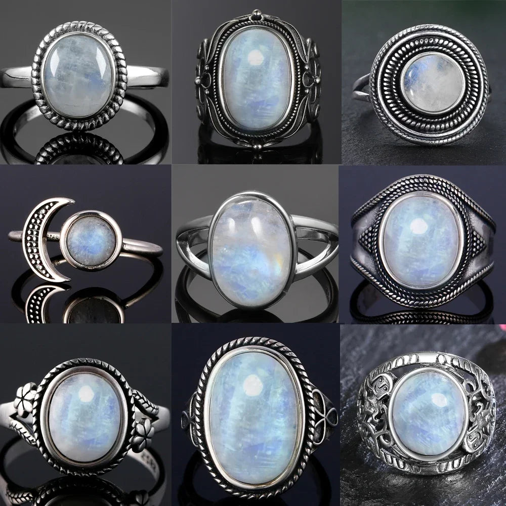 Bague pierre de lune vintage portée, grande pierre ovale à voile bleuté, monture argentée ciselée