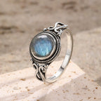 Bague labradorite véritable de 8 mm inclinée en lumière rasante, éclat bleu-vert sur monture en argent 925