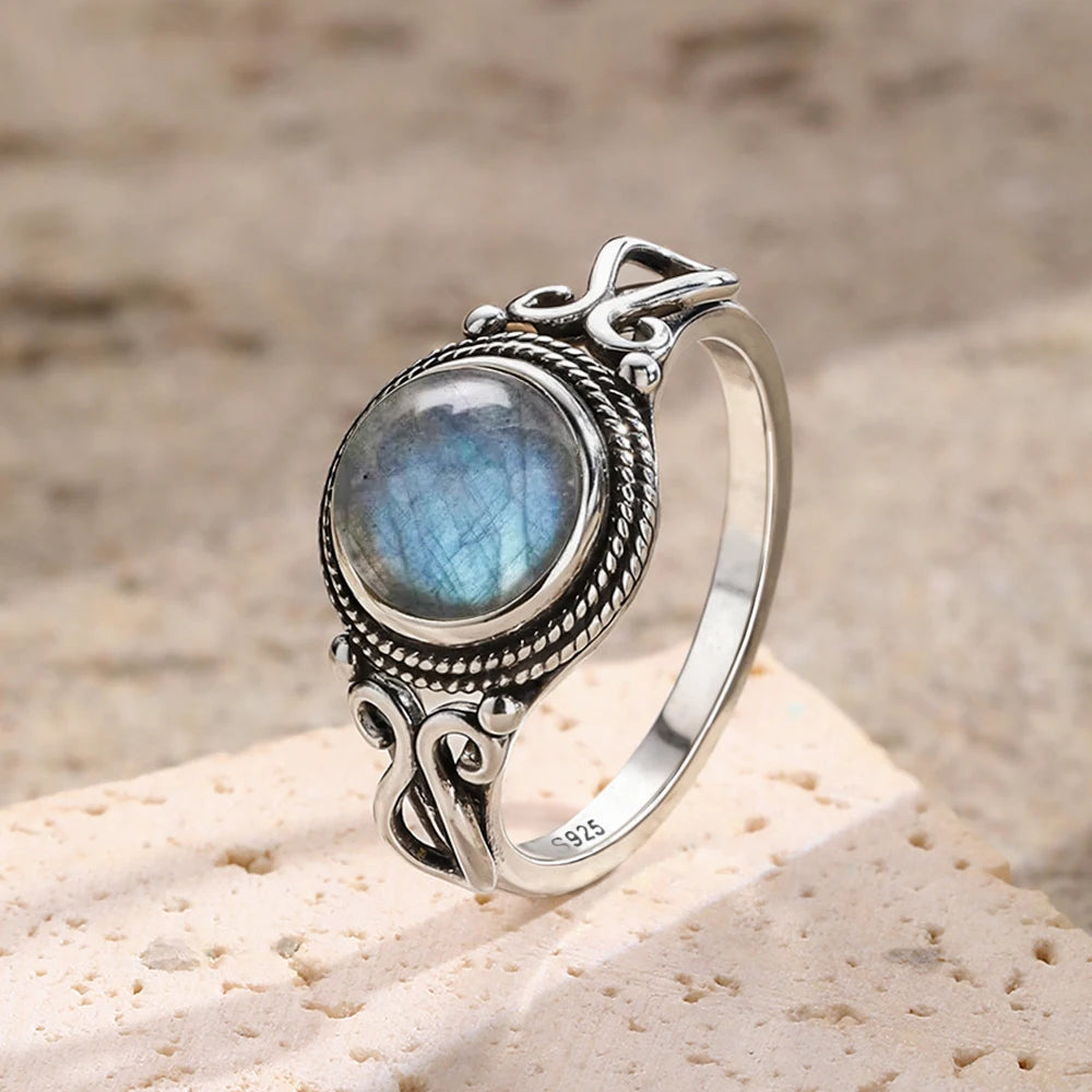 Bague labradorite véritable de 8 mm inclinée en lumière rasante, éclat bleu-vert sur monture en argent 925